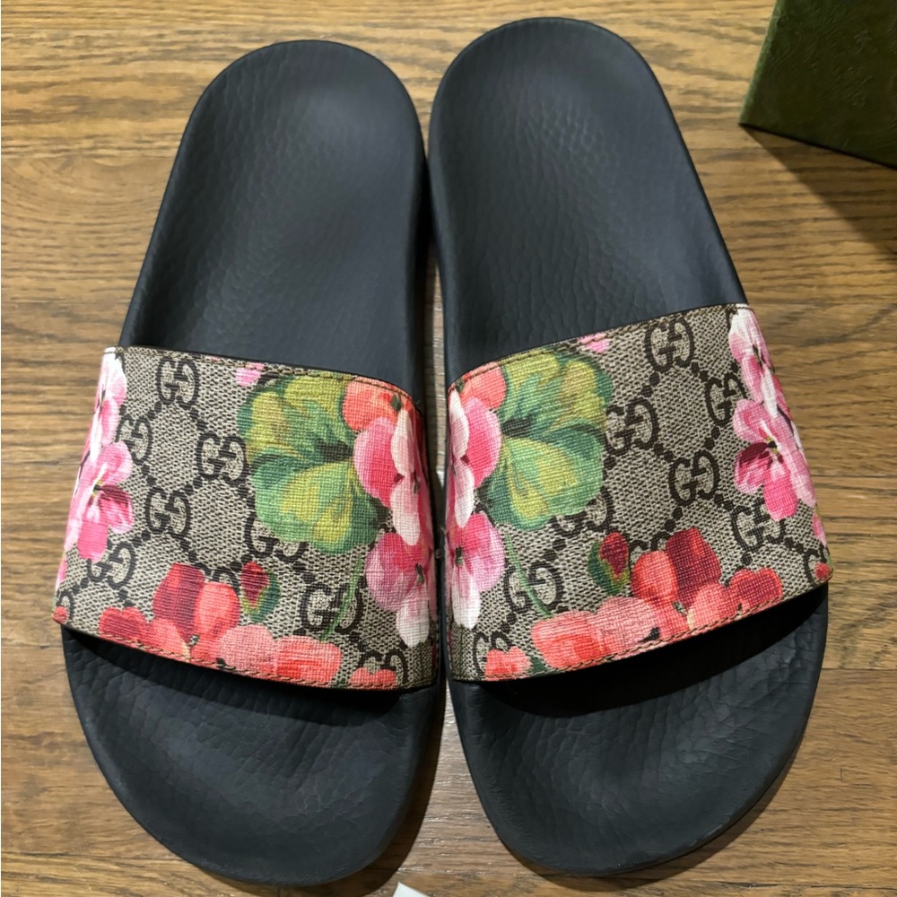 Excellent Condition Gucci Bloom Slides! 🌸